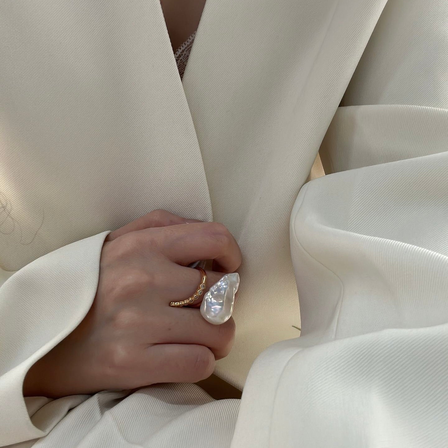 The Bold Line – Statement Baroque Pearl & Diamond Bar Ring