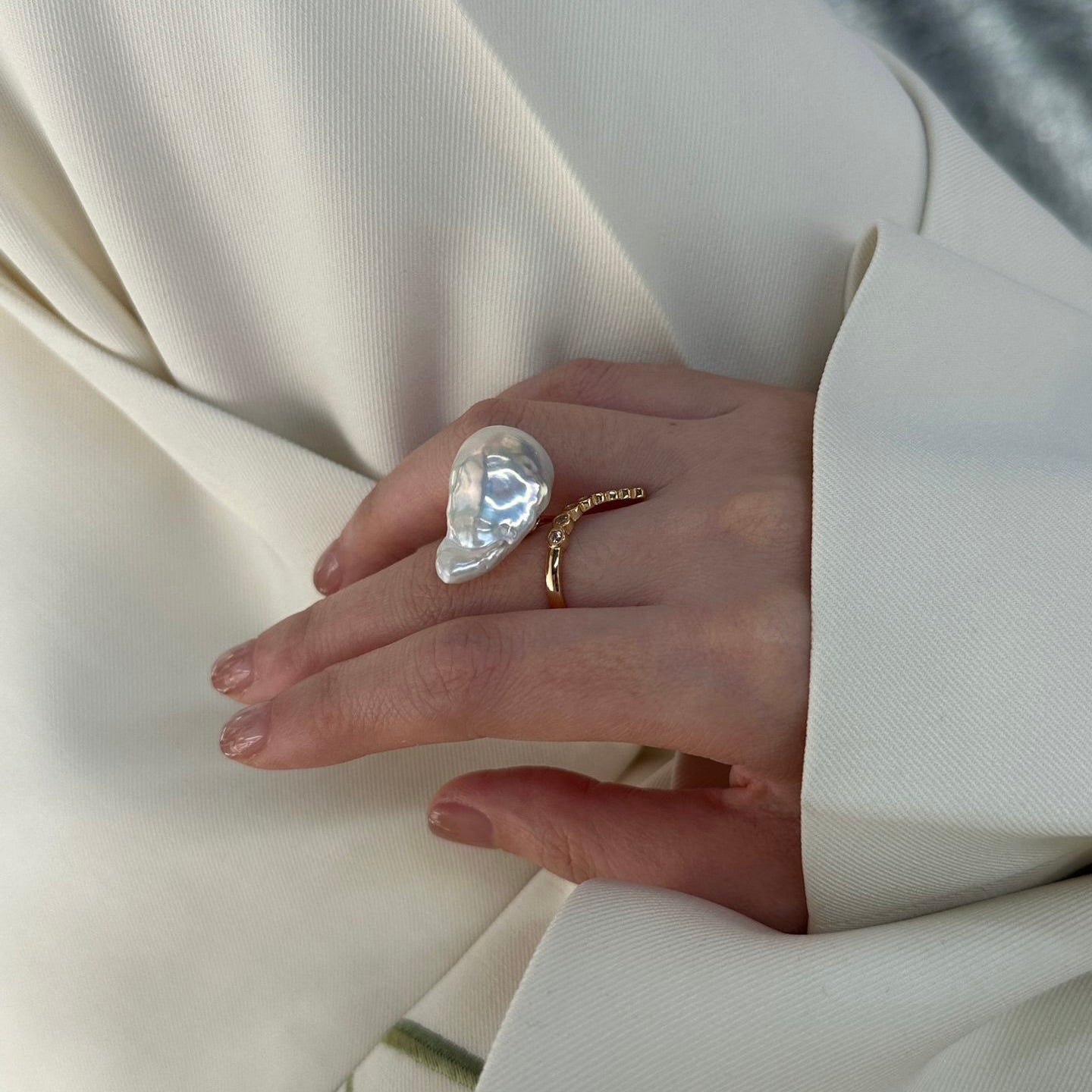 The Bold Line – Statement Baroque Pearl & Diamond Bar Ring