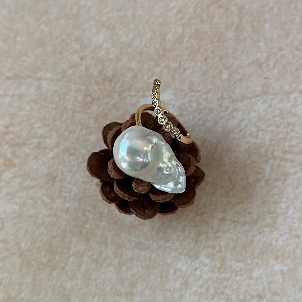 The Bold Line – Statement Baroque Pearl & Diamond Bar Ring