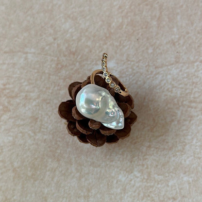 The Bold Line – Statement Baroque Pearl & Diamond Bar Ring